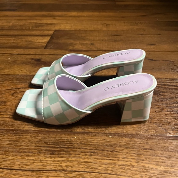 Audrey O. • Slide Shoes • W/ Mint Green • Checkered Design • Size 9 - Picture 5 of 13